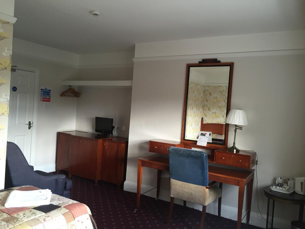 The Royal Standard Guest House 버지니아워터 외부 사진