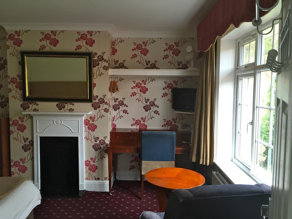The Royal Standard Guest House 버지니아워터 외부 사진