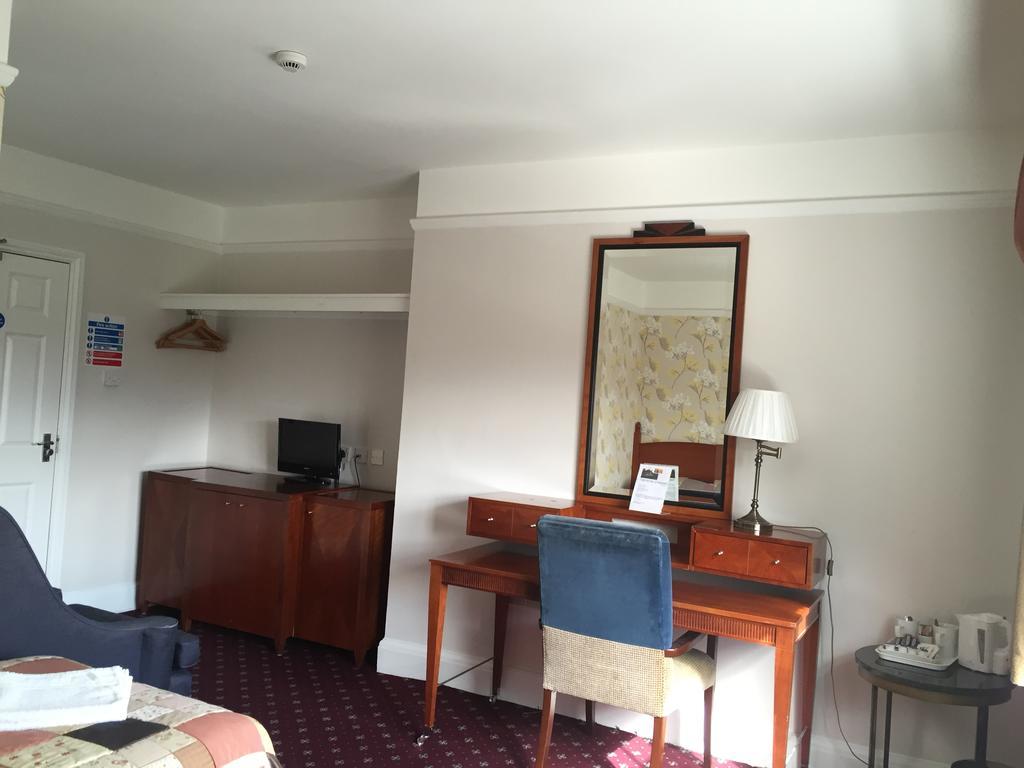 The Royal Standard Guest House 버지니아워터 외부 사진