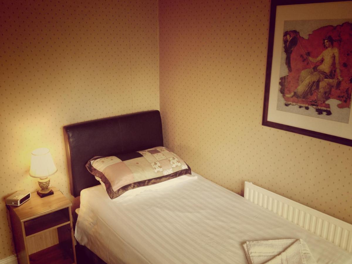The Royal Standard Guest House 버지니아워터 객실 사진
