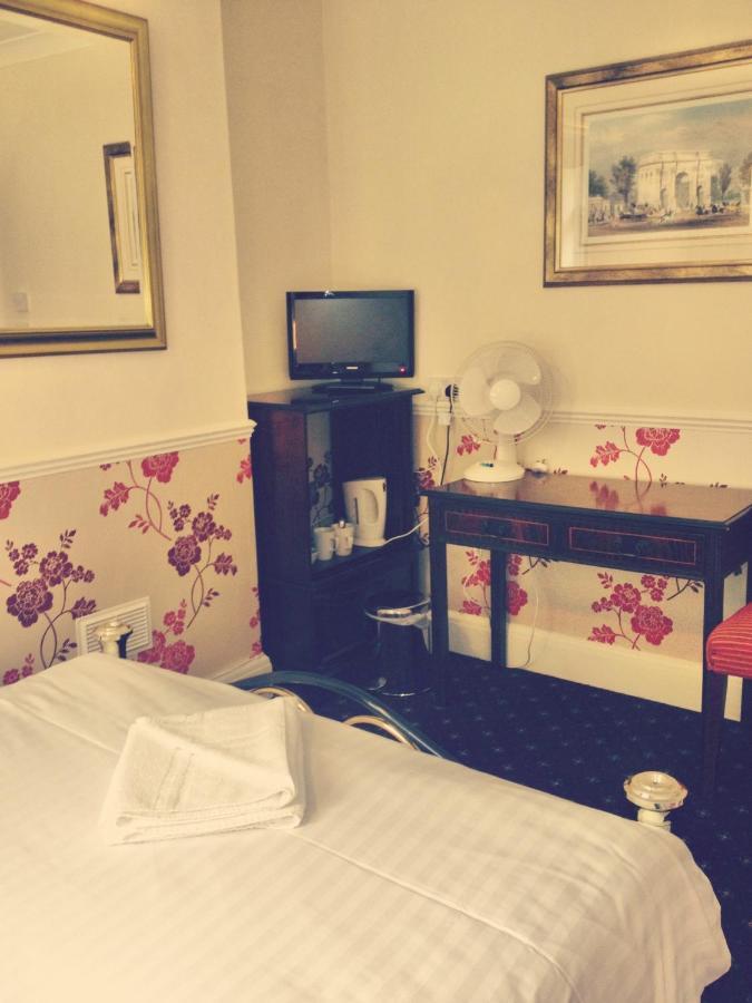 The Royal Standard Guest House 버지니아워터 객실 사진